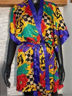 This vibrant piece is a vintage short-sleeve kimono robe by the brand Circa 2000